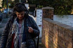 Idosa detida por fazer caminhada de oração durante lockdown entra com ação na Justiça