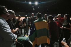 Pastores se unem em oração com igreja acusada de homofobia