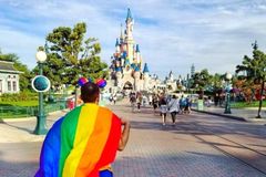 Doutrinação explícita: Disney lança roupas com tema LGBT para crianças