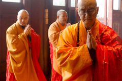 Budistas desafiam pastor sobre a divindade de Cristo e terminam convertidos ao Evangelho | Notícias Gospel