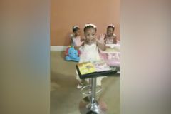 Menina de 4 anos monta púlpito em casa e prega para suas irmãs