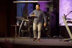 Pastor organiza ato de oração com 2 mil pessoas após prefeitura dificultar reabertura de igrejas | Notícias Gospel