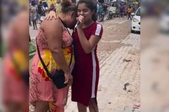 Vídeo de adolescente cantando nas ruas de Fortaleza emociona