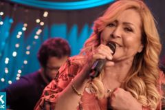 Shirley Carvalhaes retira colar e esmalte após advertência de obreira