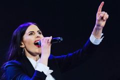 Cantora da Hillsong que descobriu ter aneurisma cerebral sai da UTI, após cirurgia | Notícias Gospel