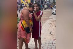 Adolescente emociona ao louvar nas ruas de Fortaleza: ‘Usada por Deus’