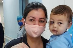 ‘Deus me devolveu com vida’, diz mãe de bebê salvo de ataque em creche