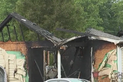 Família escapa de incêndio antes de sua casa ser destruída: "Deus nos acordou"