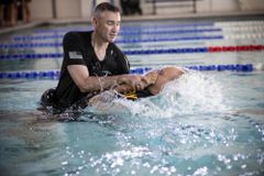 Capelão batiza mais de 1000 soldados no Exército dos EUA: "Deus não está morto"