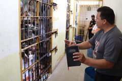 Ex-detento volta à prisão para pregar a outros presos