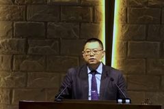 China tranca pastor e família em casa com correntes na porta e impedem que recebam visita