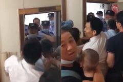 Autoridades chinesas invadem culto e prendem adultos e 10 crianças