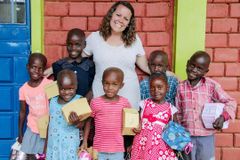 Abusada em viagem missionária, jovem cria ONG para resgatar crianças da exploração sexual