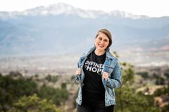 Menina prostituída pelos pais é resgatada após ouvir Deus: "O inimigo não venceu"