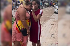 Vídeo: menina de 13 anos causa comoção ao louvar a Deus em feira