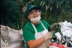 Vídeo de coletora de recicláveis cantando louvor no trabalho emociona