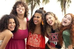 Disney+ lança série no Brasil com adolescente de 16 anos lésbica