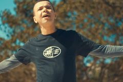 Professor faz clipe gospel para levar mensagem de esperança a alunos