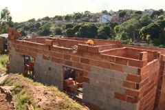 Nas férias, jovens evangélicos constroem casa para viúva que vive em barraco | Notícias Gospel