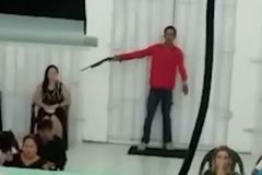 Ladrão invade igreja, aponta arma para cabeça de fiel e rouba pertences durante culto | Notícias Gospel