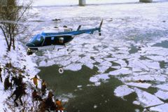 Após acidente de avião, mulher cai em água gelada, vive e aceita a Jesus