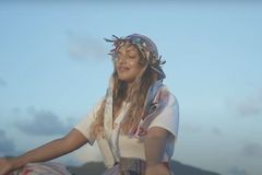 Cantora hindu se torna cristã após ter visão de Cristo: "Jesus é real"