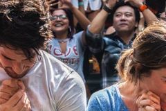 Alexandre Pato e Rebeca Abravanel são batizados na igreja Hillsong, em SP