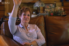 Depois de 17 anos de dores, enfermeira é curada ao ouvir Deus em seu carro