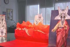 Universidade faz exposição de "arte" com Bíblia rasgada e imagem satânica | Notícias Gospel