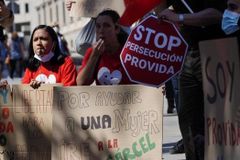 Projeto de lei na Espanha prevê prisão para quem ajudar grávidas a desistir de abortos