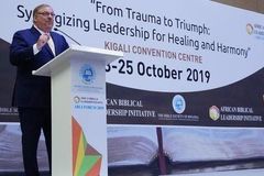 Rick Warren diz que foi transformado ao visitar igreja na África: "Ajudava mais os pobres"