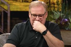 Rick Warren fala sobre sobreviver à dor depois que o filho comete suicídio