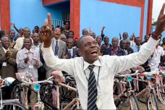 Pastores louvam ao ganhar bicicletas, único transporte para pregar em aldeias na África