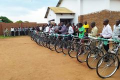 Pastores celebram chegada de bicicletas para pregar em aldeias distantes da África