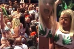 Abortistas interrompem culto e tiram a roupa em igreja nos EUA