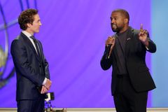 Kanye West se unirá a pastor para ministrar em estádio em 2020