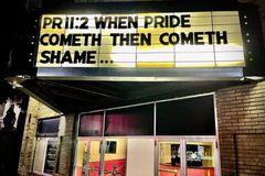 Festa LGBT esbarra com anúncio de igreja com versículos