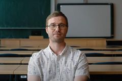 Cientista que considerava Deus um "conto de fadas" aceita Jesus após ler a Bíblia