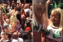 Abortistas tiram a roupa dentro de igreja para protestarem