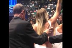 Abortistas tiram a roupa em culto para protestar