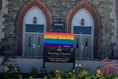 Igreja nos EUA convida drag queens para culto de Pentecostes