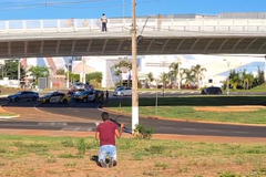 Rapaz se ajoelha para orar enquanto homem ameaça cometer suicídio