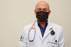 "Somos instrumento de Deus para salvar vidas", diz médico da linha de frente contra Covid