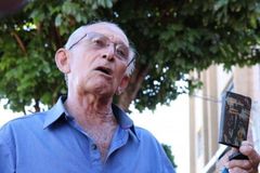 Bíblia permanece intacta após incêndio em hotel e idoso aproveita para evangelizar