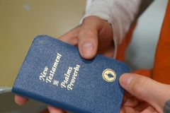 Após ação de ateus, tribunal proíbe Gideões de distribuir Bíblias em escolas nos EUA