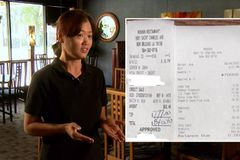 Após orar, garçonete recebe gorjeta de US$ 777 e oferta à igreja: "Deus ouve"