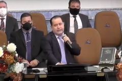 “Não aceitamos mulheres com brincos e correntes”, diz pastor