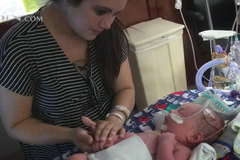 O poder da oração: bebê volta à vida após coração ficar parado por 20 minutos