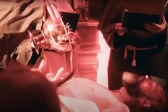 Satanistas patrocinam evento LGBT nos EUA para oferecer "desbatismos"