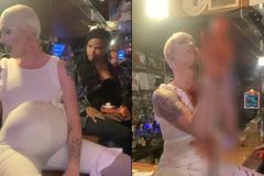 Drag queen simula aborto em apresentação pública e gera críticas